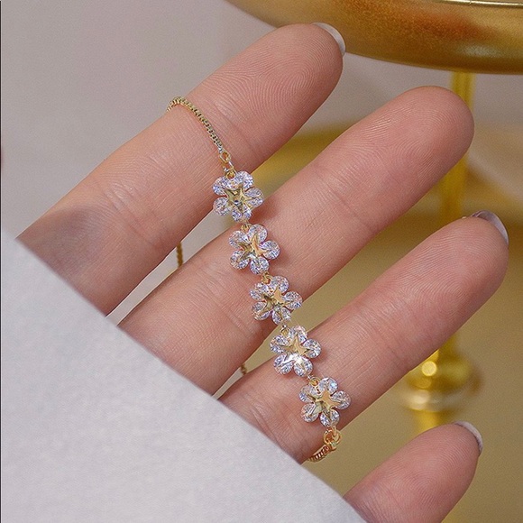 Dainty gold flower crystal cubic zirconia bracelet - Picture 5 of 7
